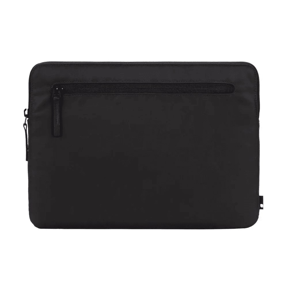 جراب Incase Compact المصنوع من النايلون المقاوم للطائرات لجهاز MacBook Pro مقاس 13 بوصة وجهاز MacBook Air مقاس 13 بوصة (2016-2024 - أسود) - أسود